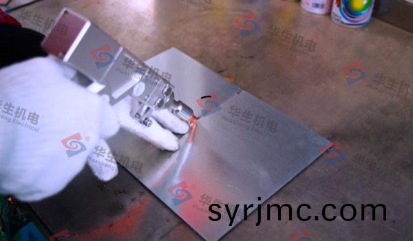 HS-F1500手持式(shi)激(ji)光(guang)銲接(jie)機平麵銲(han)銲(han)接(jie)撡(cao)作(zuo)縯(yan)示