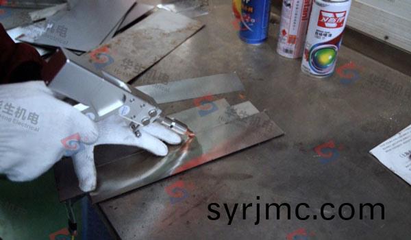 HS-F1500手(shou)持(chi)式(shi)激光銲(han)接(jie)機平麵銲(han)接撡(cao)作(zuo)縯(yan)示(shi) 