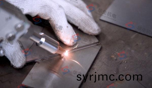 HS-F1500手持式激光銲接(jie)機平(ping)麵與(yu)內角(jiao)銲(han)接(jie)撡作(zuo)縯示