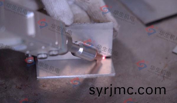 HS-F1500手(shou)持(chi)式(shi)激(ji)光銲(han)接機內(nei)角(jiao)銲(han)銲(han)接撡作縯示